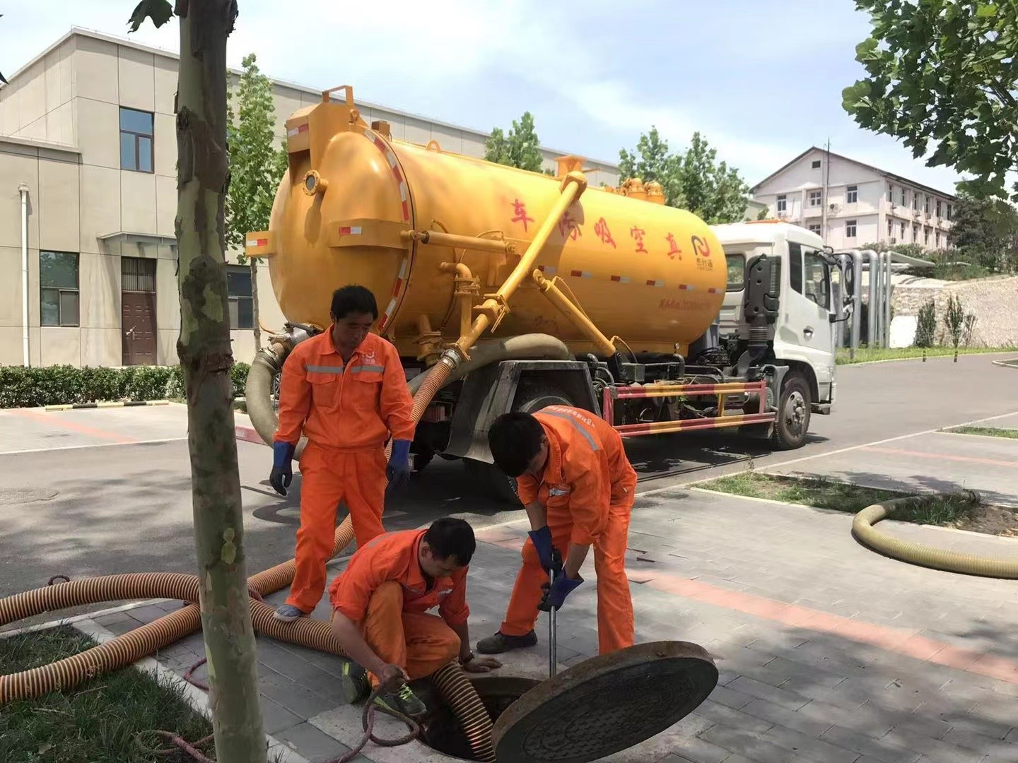 沙溪管道疏通车停在窨井附近