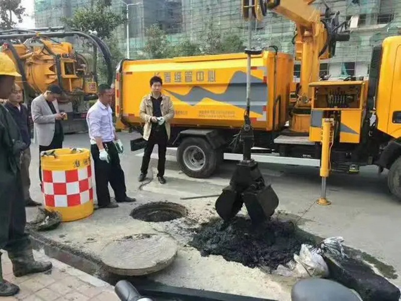沙溪街道：网格员化身“清道夫”，为民解忧疏通“堵心”化粪池